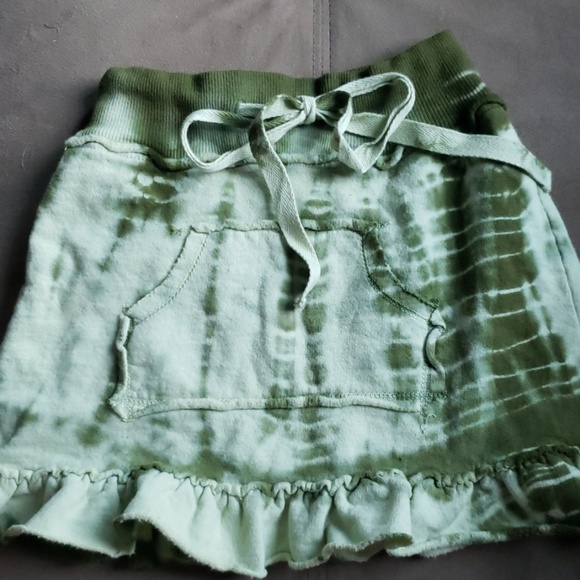 4 girl's skirts (size 6) - Picture 3 of 5